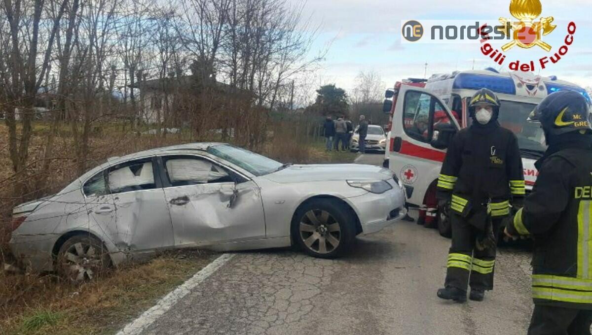 Incidente a Codroipo: auto finisce fuori strada, un ferito - 