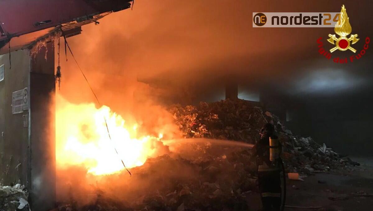 Trieste. Incendio in un'azienda di stoccaggio e selezione rifiuti solidi - 