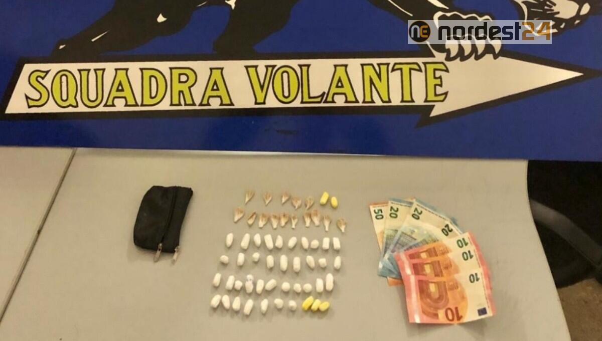 In bicicletta con 57 dosi di eroina e cocaina: pusher arrestato - 