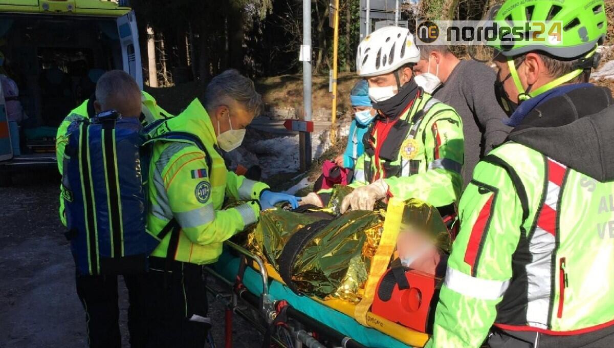 Scivola sul ghiaccio e si infortuna: soccorso escursionista 53enne - 