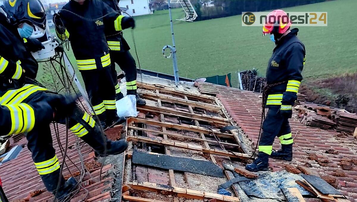 Incendio nella mansarda, poi brucia anche il tetto: nessuna persona ferita - 