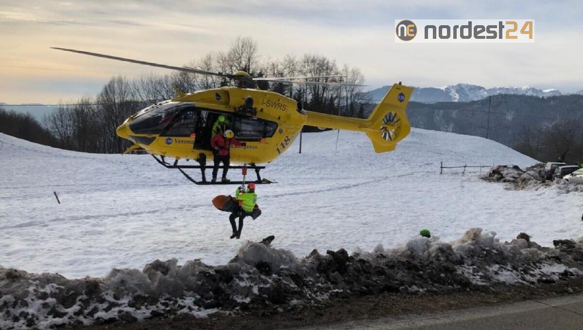 Bimbo scivola sulla neve e finisce nella scarpata: recuperato con l'elicottero - 