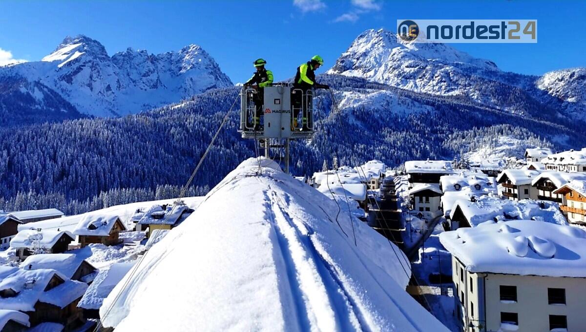 Lavori a pieno ritmo in Carnia per l'emergenza neve - FOTO - 