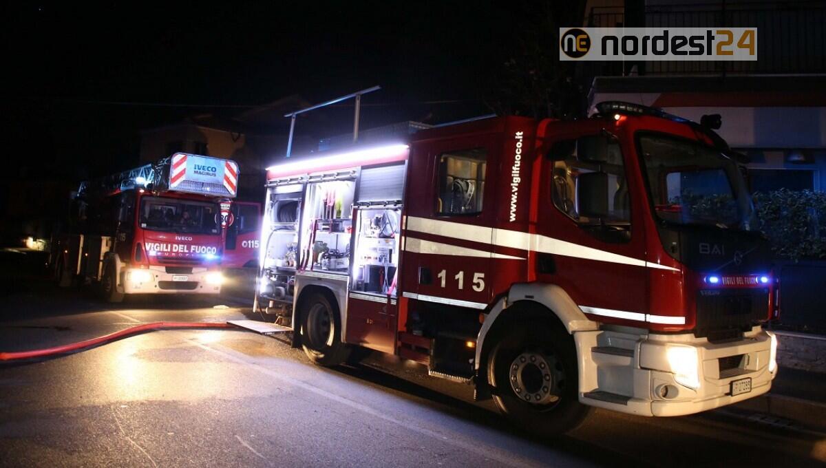 Incendio in appartamento a Trieste: stabile evacuato, 8 persone intossicate - 