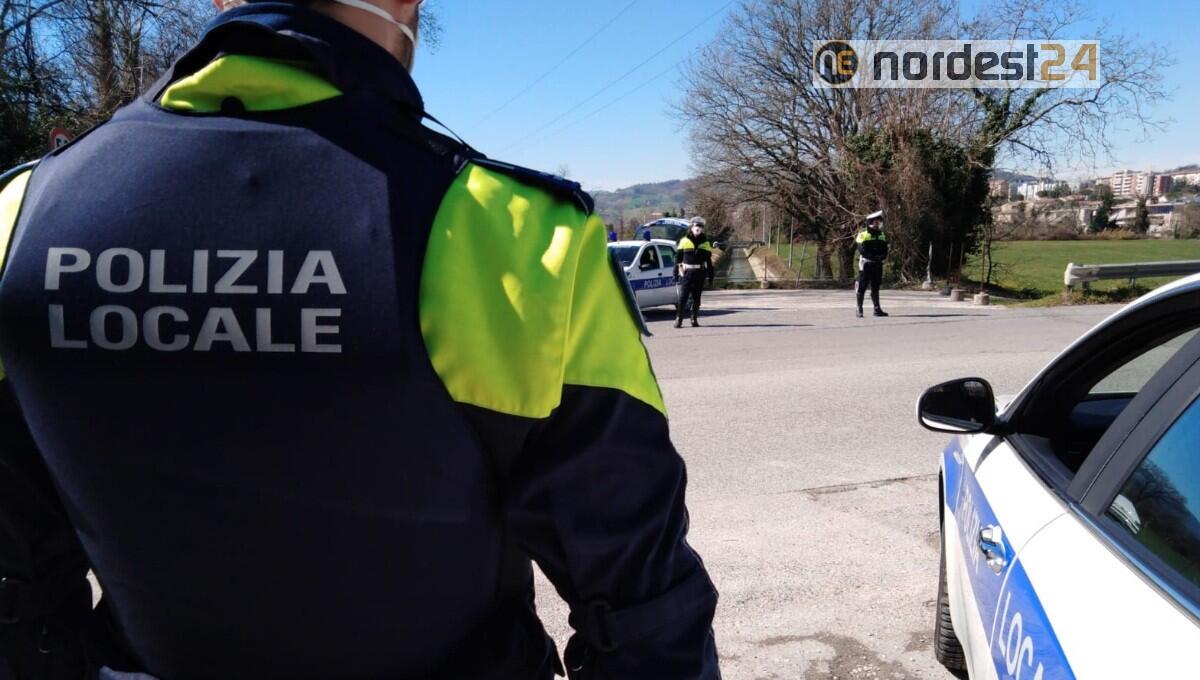 Guida l'auto ubriaco senza assicurazione, un altro aveva la patente falsa - 