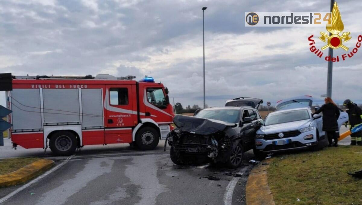 Incidente a Chions, scontro tra due auto: una persona incastrata, ferita - 