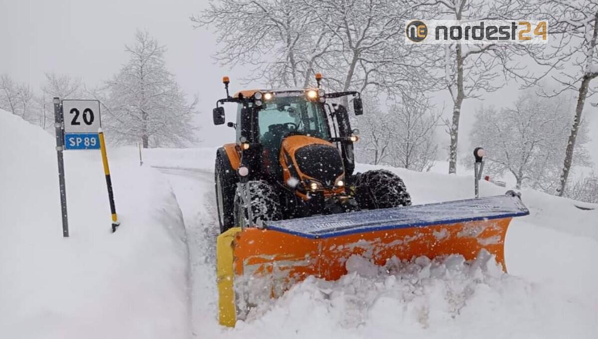 Trento. Nevicate abbondanti in tutta la provincia: mezzi al lavoro - 