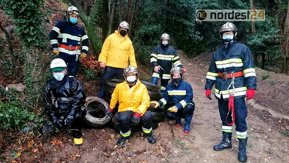 Trieste. Ignoti scaricano 40 pneumatici usati e materiale edile in un rio - 