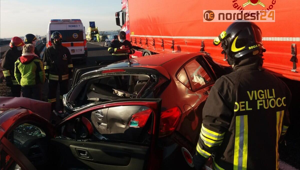 Doppio incidente in autostrada, coinvolti 2 tir e 3 auto: 5 feriti - 