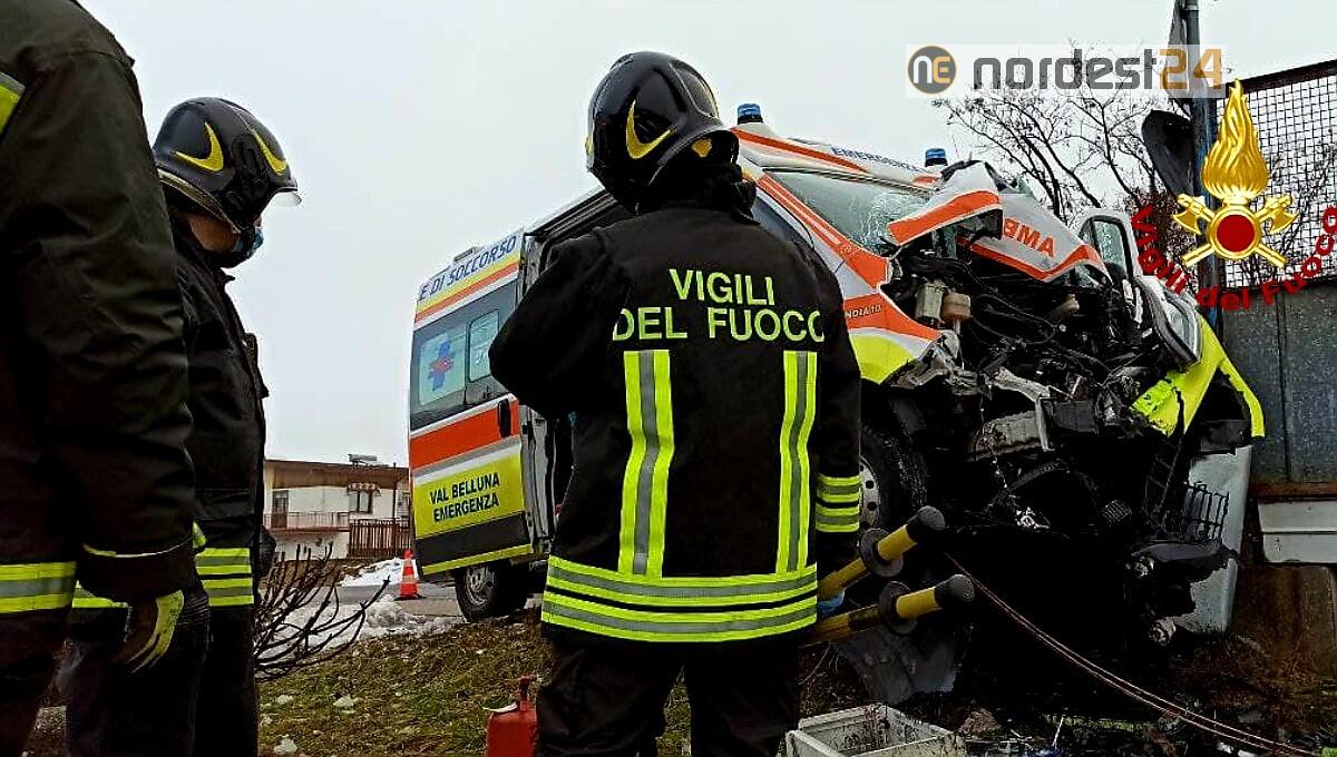 Ambulanza con paziente a bordo si schianta contro il ponte: 4 feriti - 