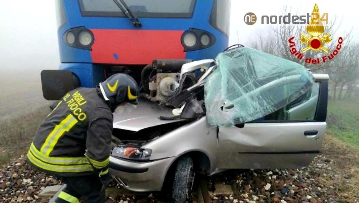Auto ferma sui binari per guasto meccanico, trascinata dal treno - 