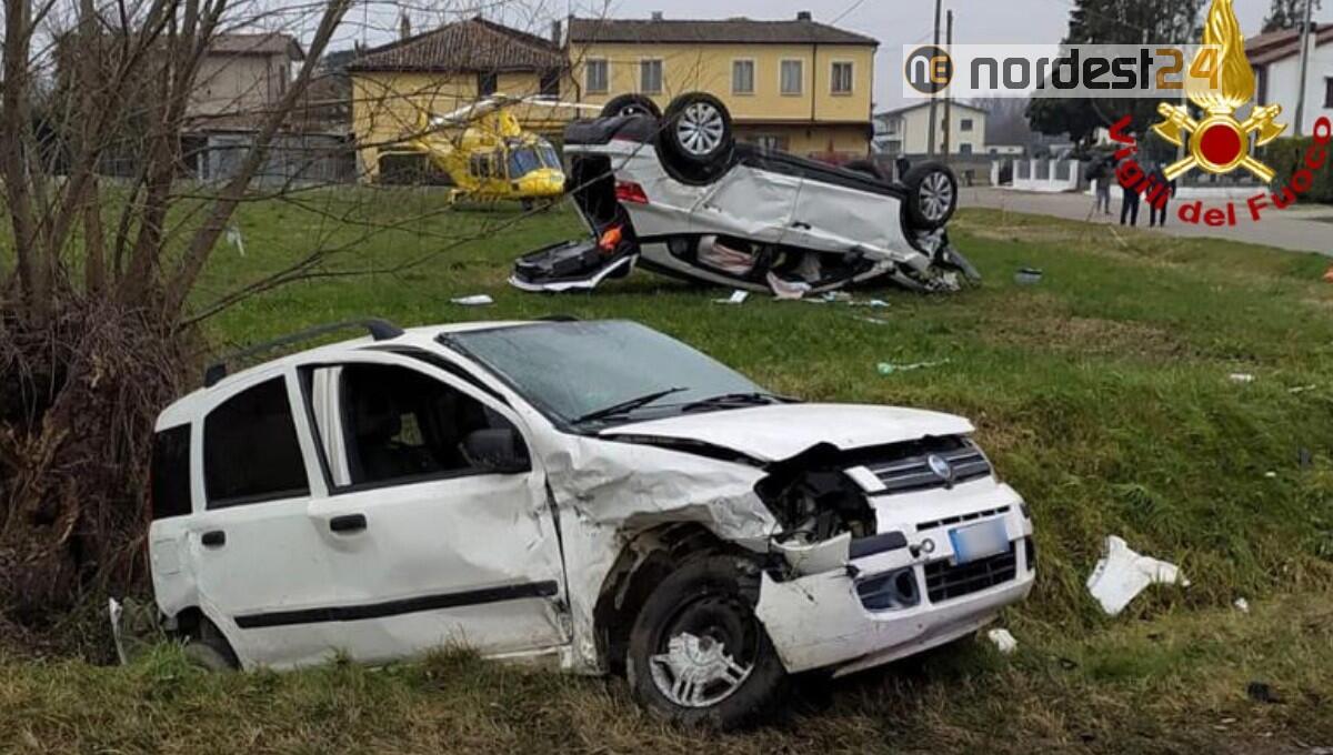 Scontro tra due auto, una si rovescia: feriti i conducenti - 