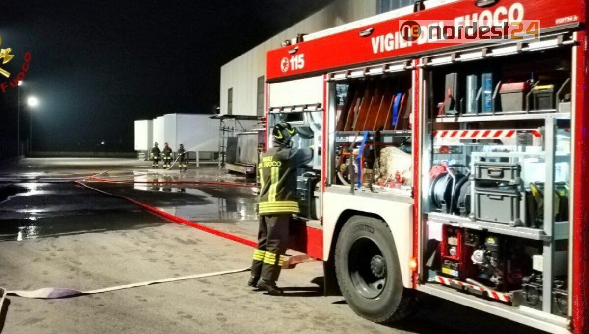 A Ghirano di Prata brucia un distillatore per il recupero delle vernici - 