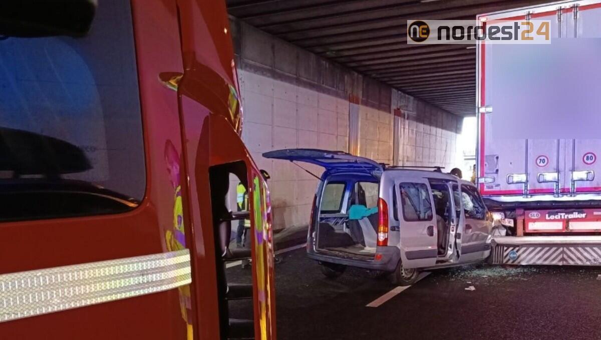Trieste. Scontro tra auto e camion all'interno della galleria sul raccordo autostradale - 