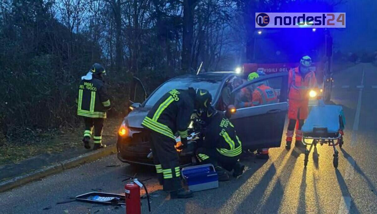 Tamponamento all'alba tra 2 auto ad Aviano: conducente incastrato, ferito - 