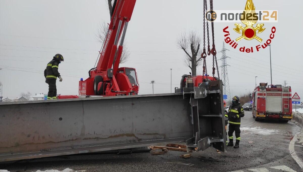 Camion affronta la rotatoria e perde il carico: disagi, nessun ferito - 