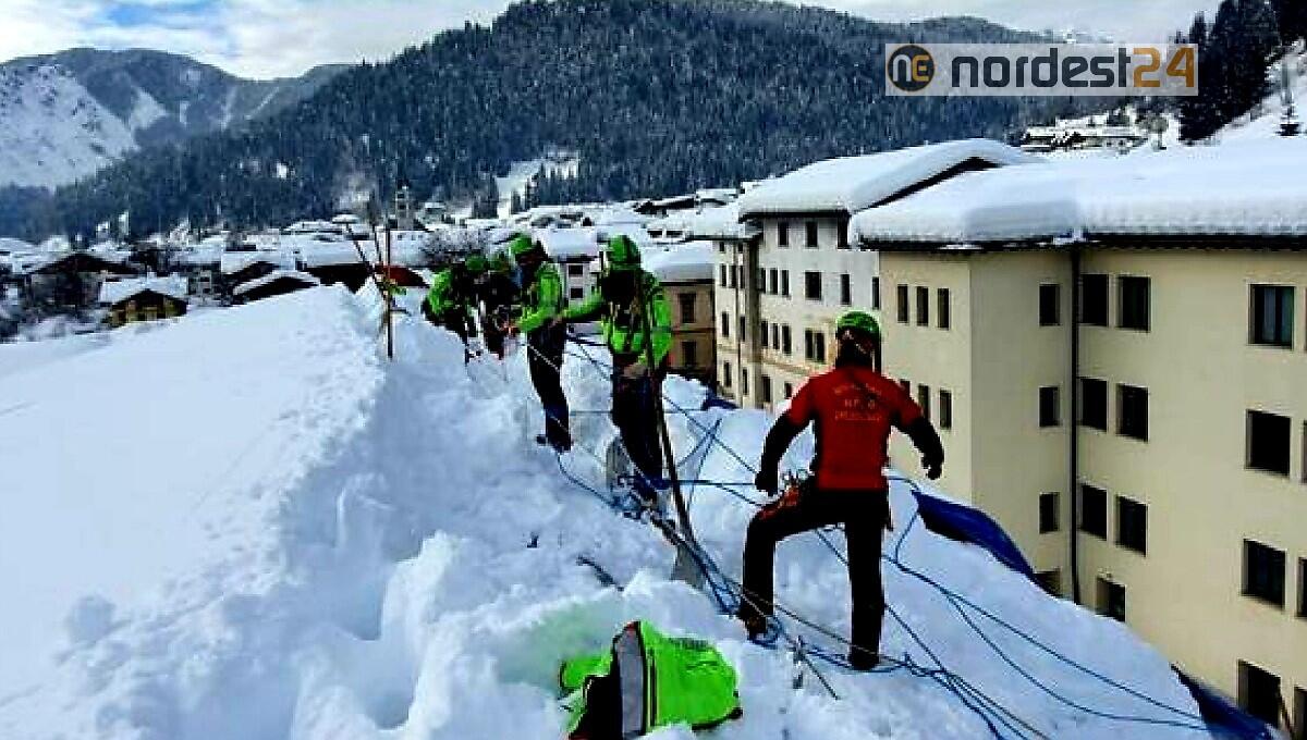 Continua lo sgombero neve sui tetti del Comelico: le immagini di oggi - 