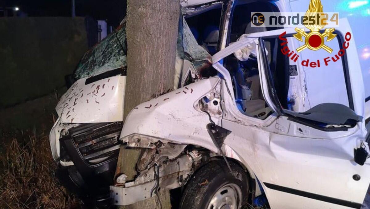 Furgone si schianta contro un albero dopo aver perso il controllo: un ferito - 