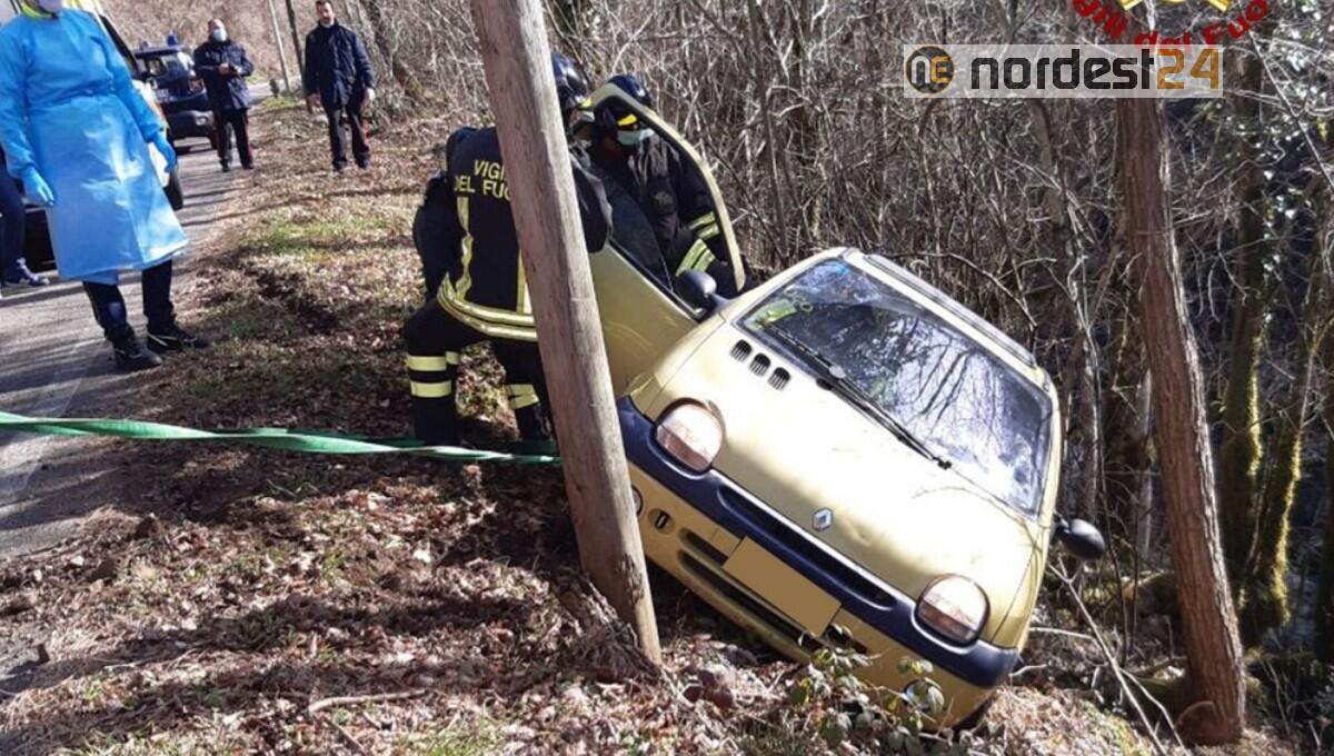 Savogna. Esce di strada e rimane bloccato nell'auto - 