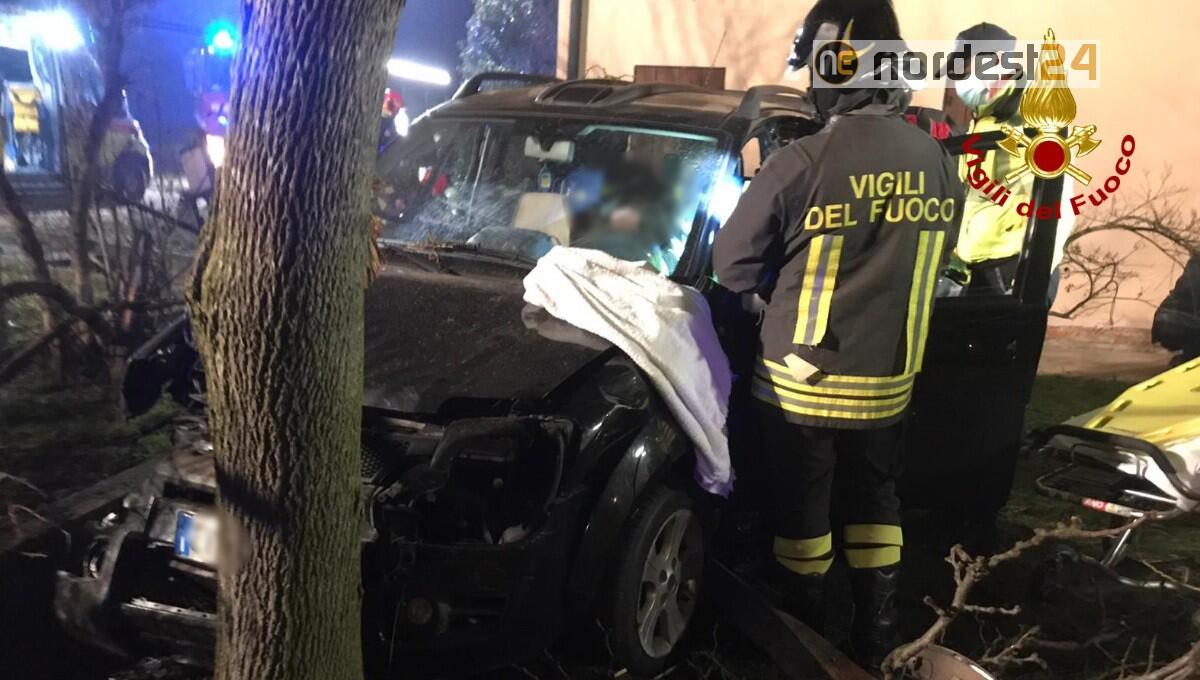 Perde il controllo dell'auto e finisce in un giardino privato: ferito - 