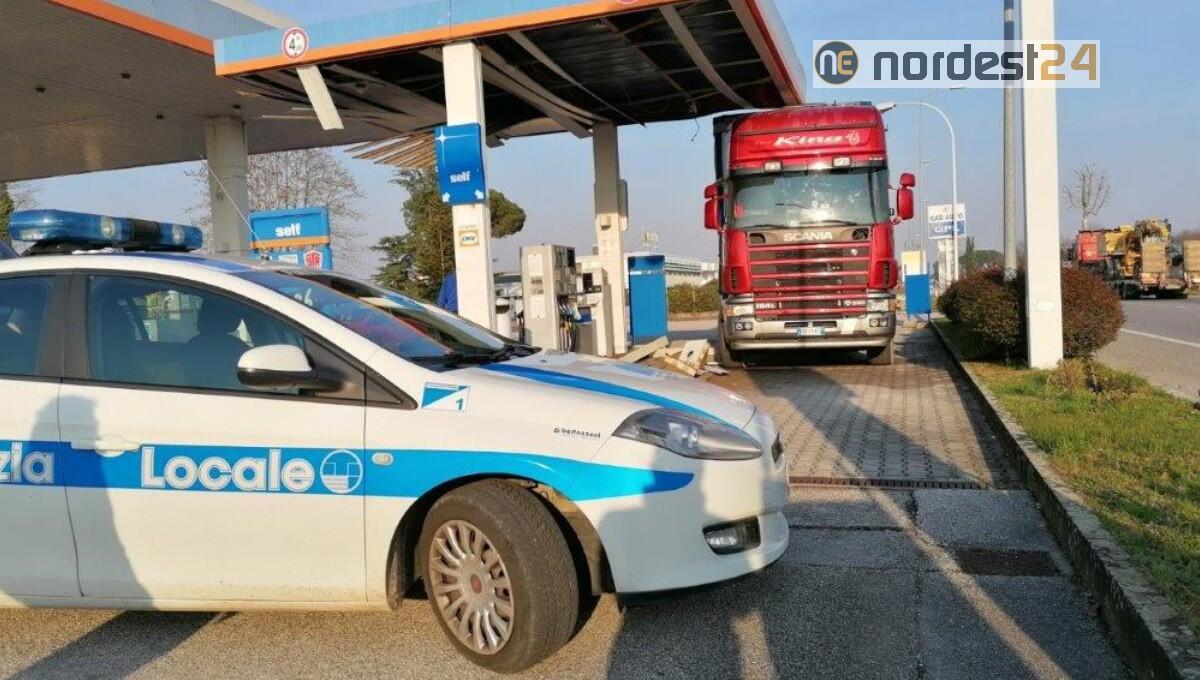 Campoformido. Tir contro la pensilina al distributore IP: danni ingenti - 
