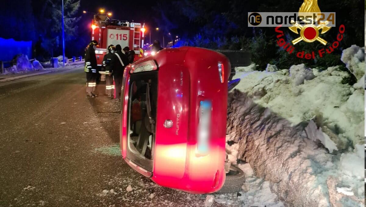 Perde il controllo dell'auto che finisce rovesciata sul fianco - 