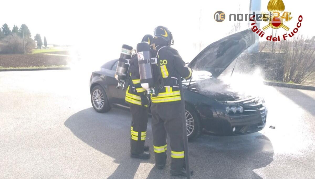 Incendio di un'auto a Tavagnacco (UD): nessun ferito - 