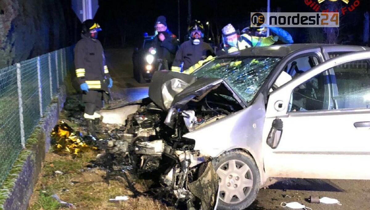 Schianto a Pinzano al Tagliamento contro un muro di cinta: feriti 3 giovani - 