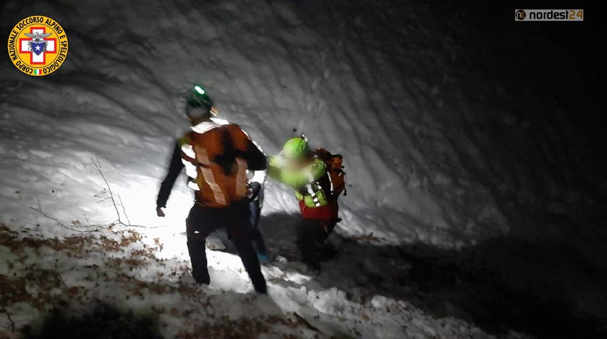Bloccati dal buio in un canale di neve ghiacciata: soccorsi madre e figlio - 