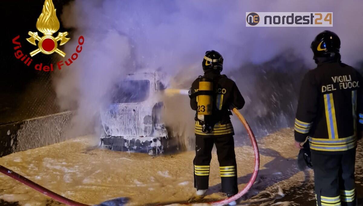 Incendio di un'auto nella notte a Schio (VI): nessuna persona ferita - 