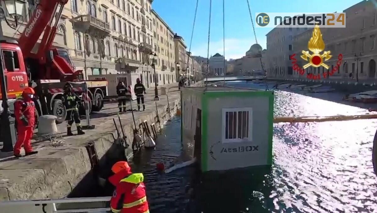Bora forte a Trieste: due container trascinati in acqua, recuperati dai pompieri - 