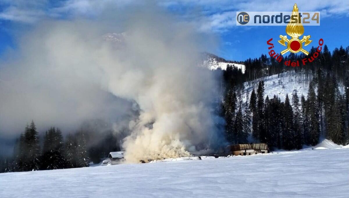 Incendio nell'azienda malga agricola Pramarino: pompieri al lavoro - 