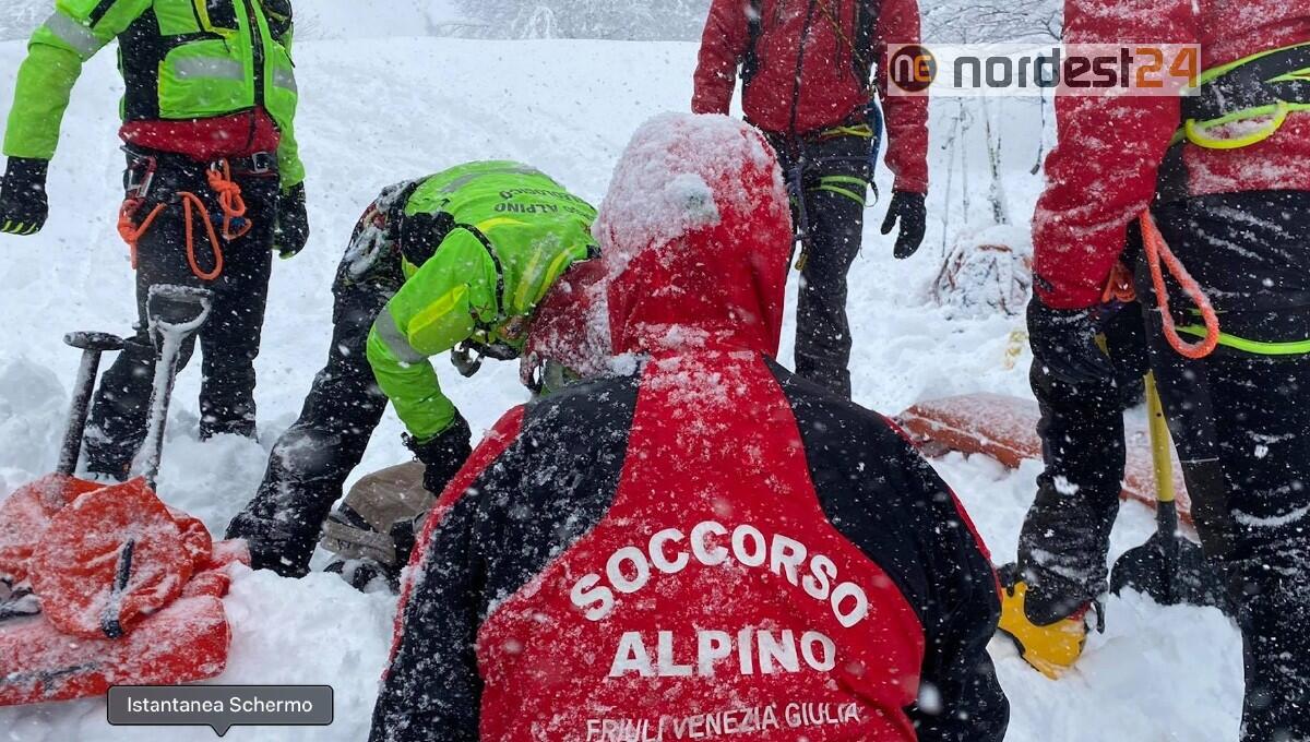 Alpi Carniche, si disorienta scendendo con gli sci a quota 1500 metri: soccorso - 