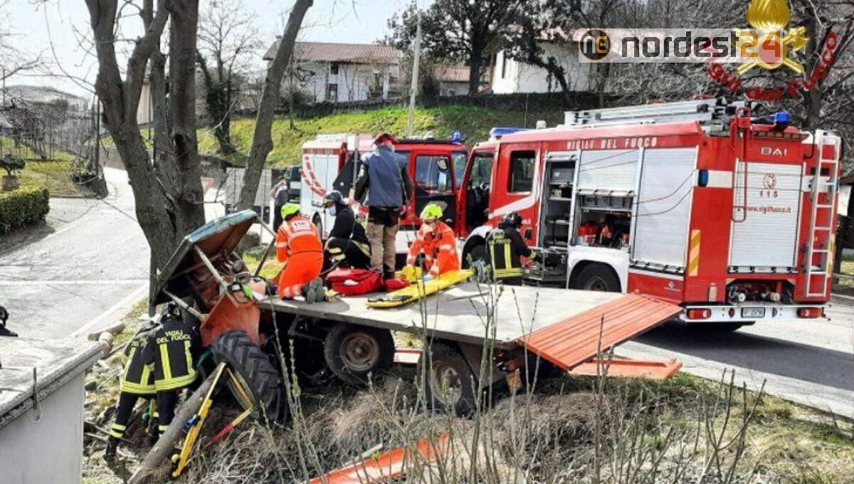 Trattore con rimorchio carico di legna contro un albero: uomo incastrato tra le lamiere - 