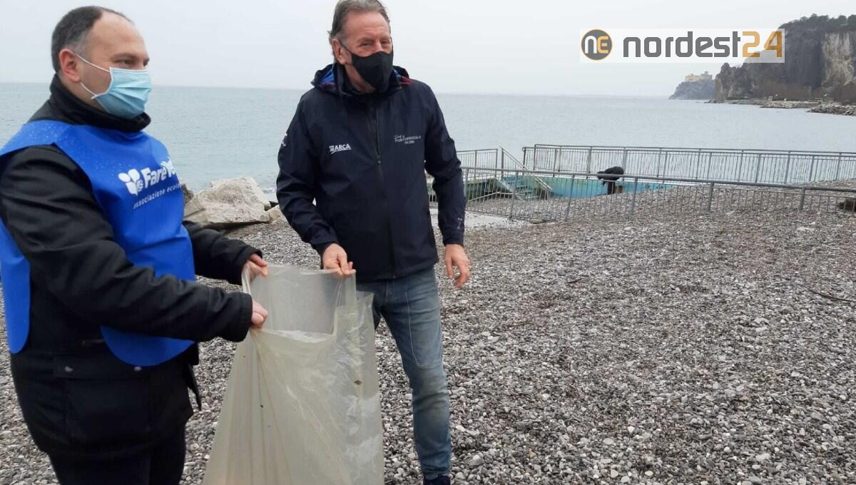 Sistiana. Volontari nonostante la pioggia ripuliscono il mare dalla plastica - 