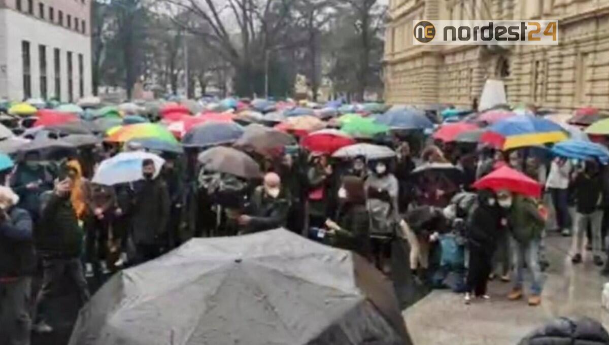 Covid, proteste in piazza a Bolzano contro nuovo lockdown - 