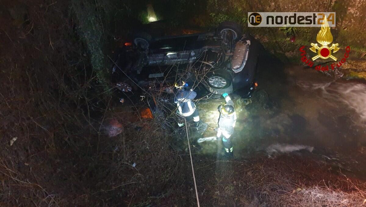 Auto sbanda e finisce nella scarpata: feriti 3 giovani - 