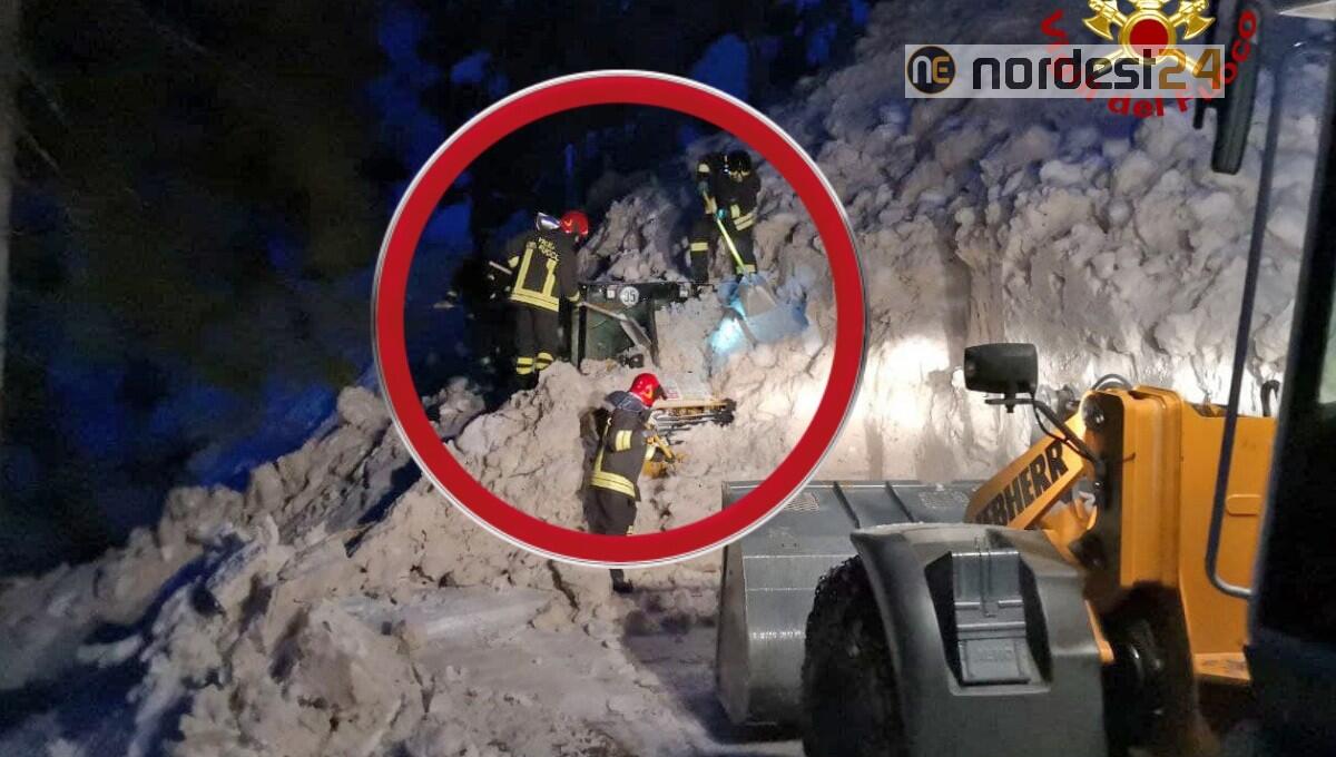Pala gommata travolta da una slavina mentre libera la strada - 