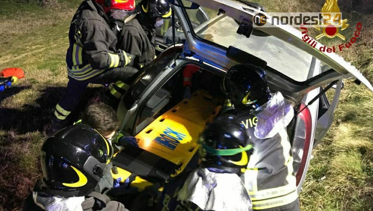 Grave incidente ad Azzano Decimo: auto nel fossato, conducente incastrata - 