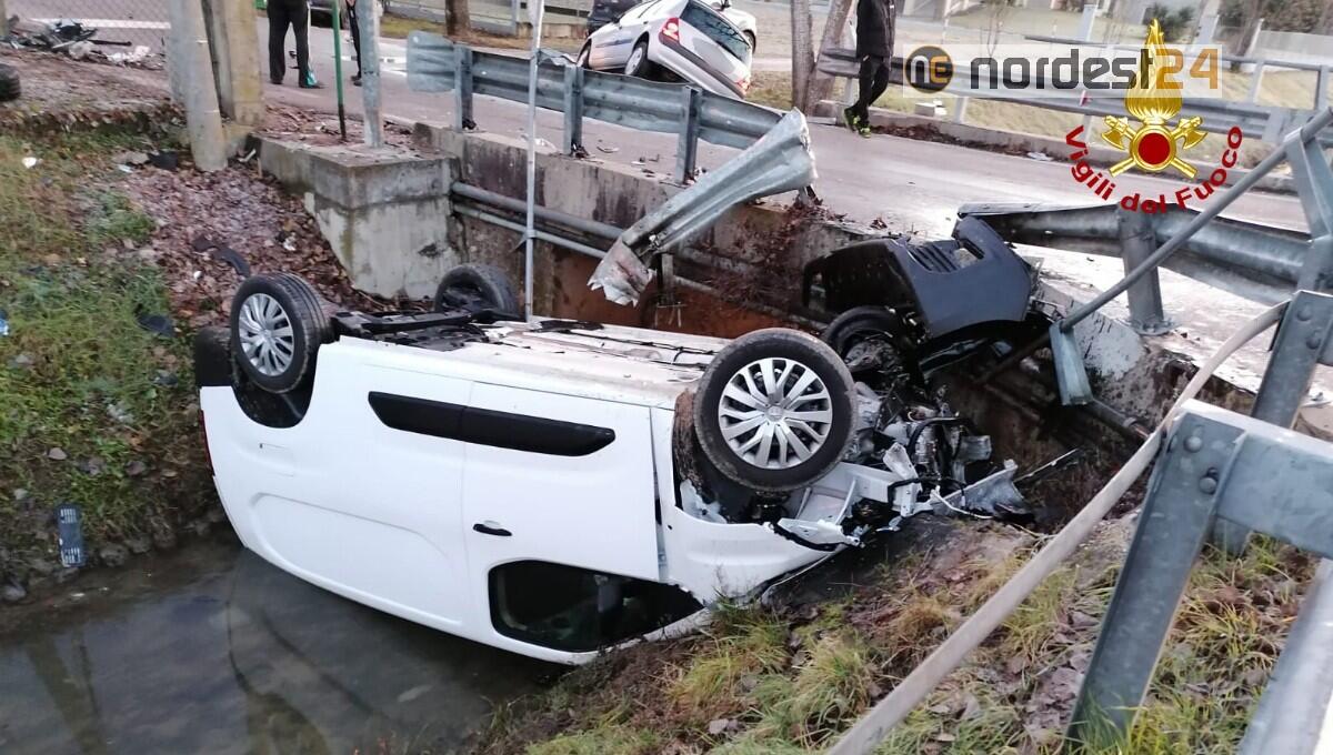 Incidente a Santa Maria di Sala: auto rovesciata in un canale di scolo - 