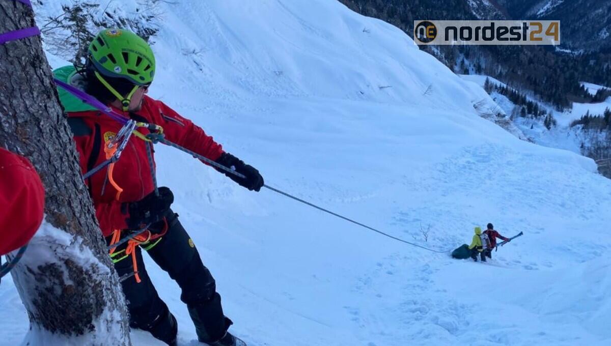 Sella Nevea. Si stacca un lastrone di neve, sciatore precipita e muore - 