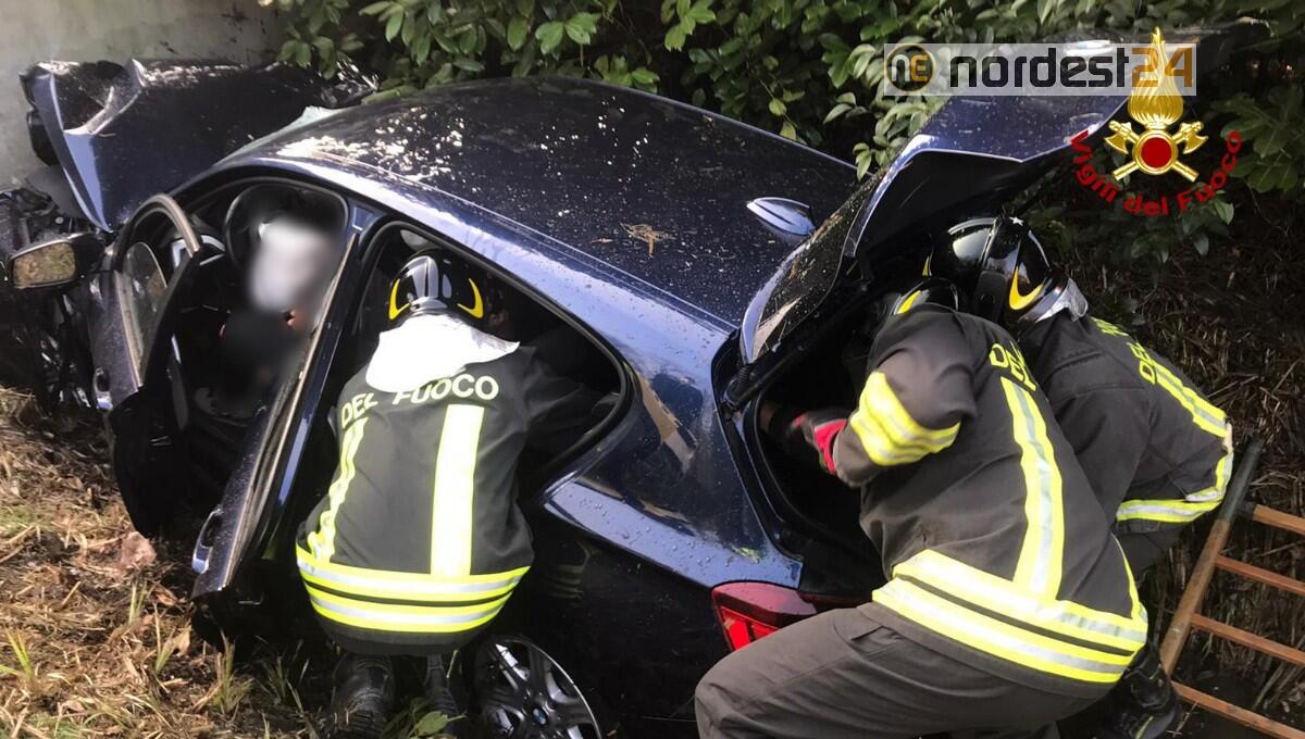 Perde il controllo dell'auto e finisce in un canale di scolo: ferito - 