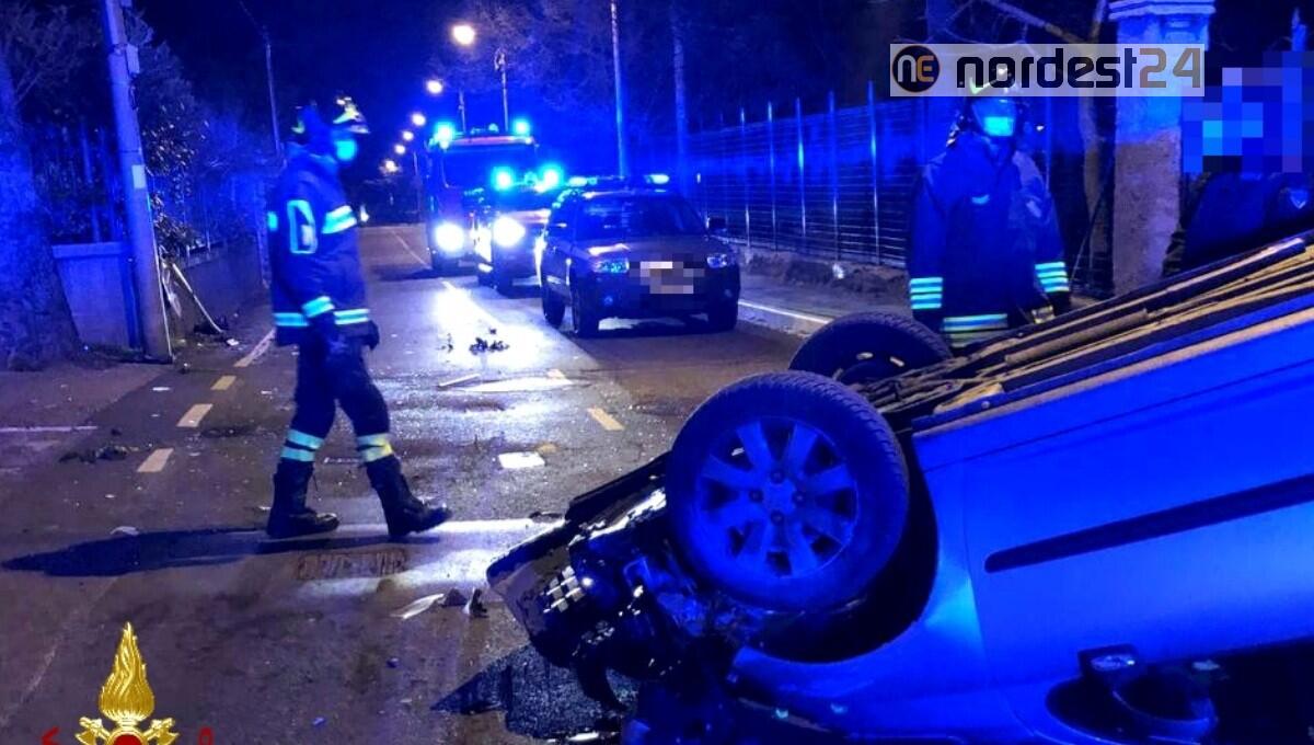 Perde il controllo dell'auto e si cappotta: conducente illesa - 