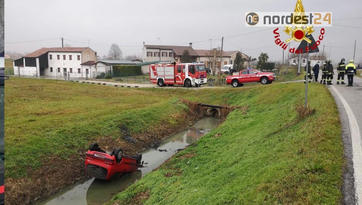 L'auto sbanda e finisce rovesciata nel fossato: due feriti - 