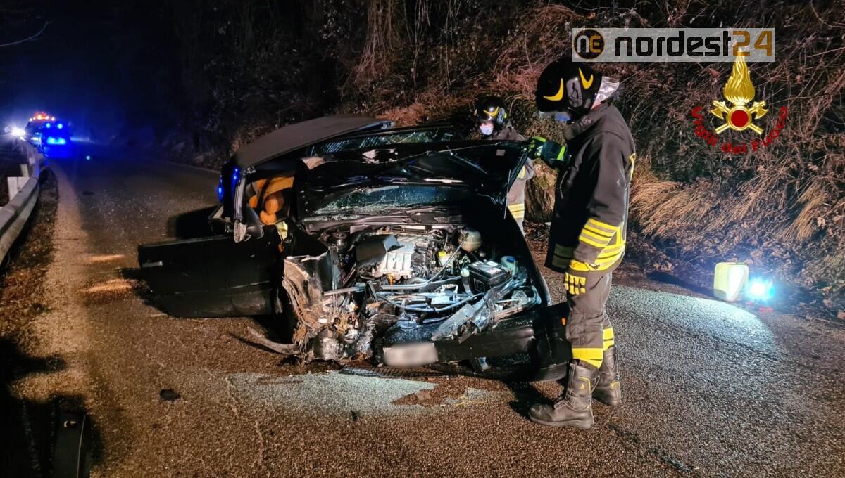 Schianto con l'auto contro il muro della strada: quattro persone ferite - 