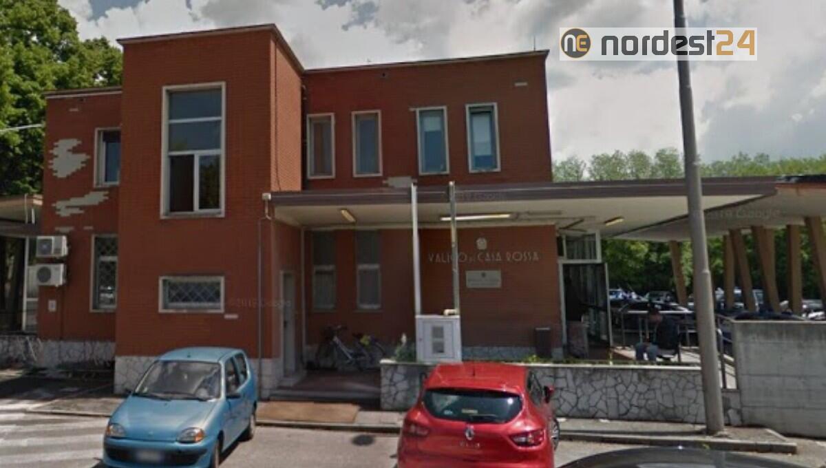 Non riceve il Permesso di Soggiorno, Pakistano si arrampica su tetto dell'ufficio - 