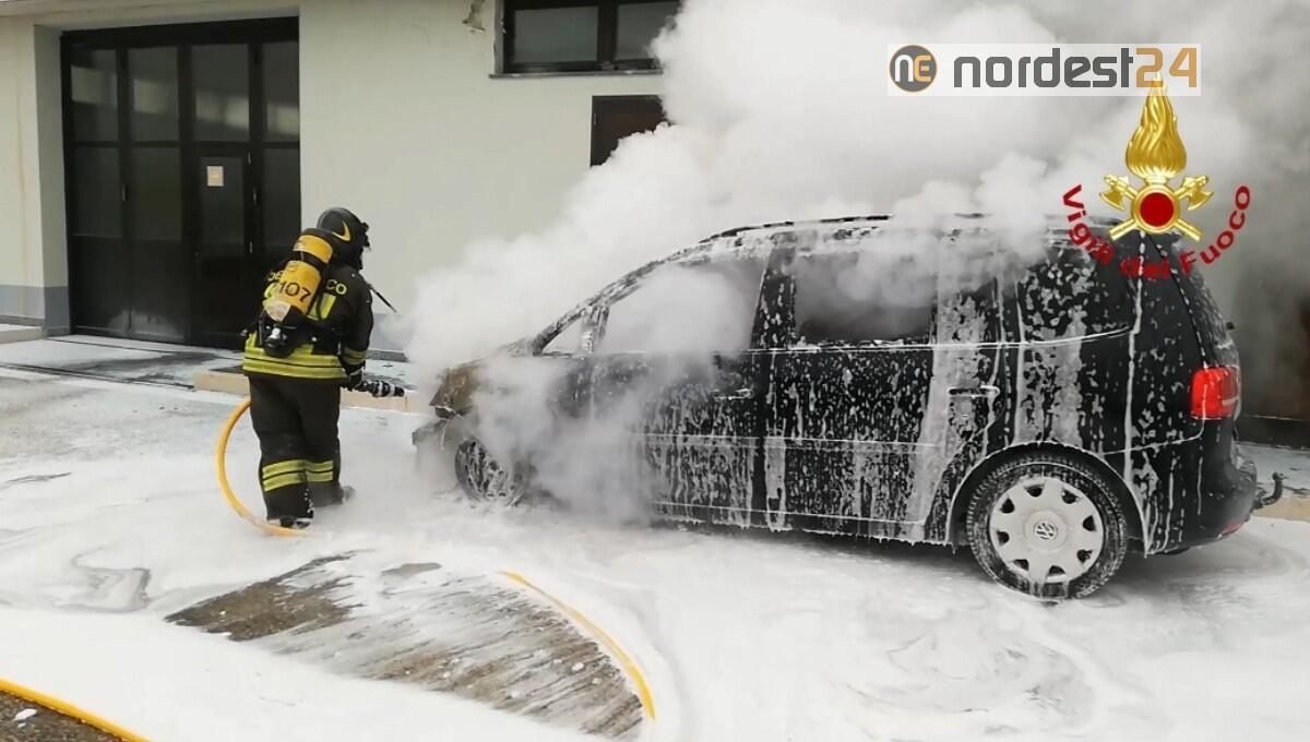 Incendio di un'auto a metano in area di servizio dell'autostrada: nessun ferito - 
