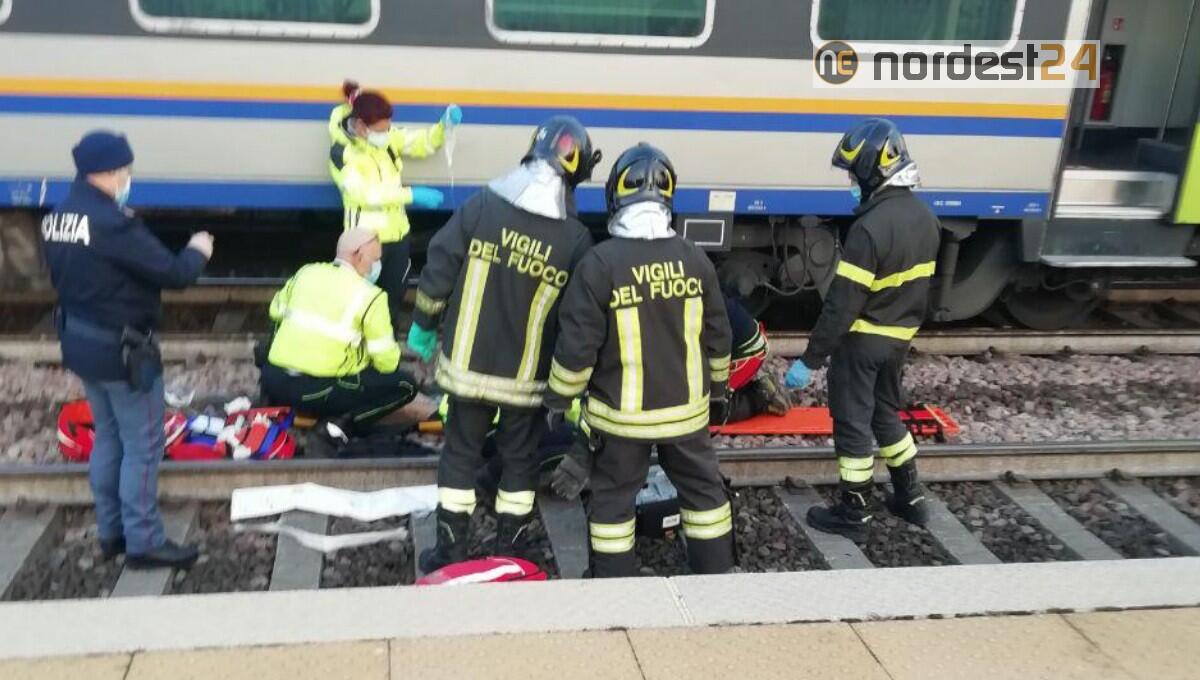 Persona incastrata sotto il vagone di un treno a Preganziol - 