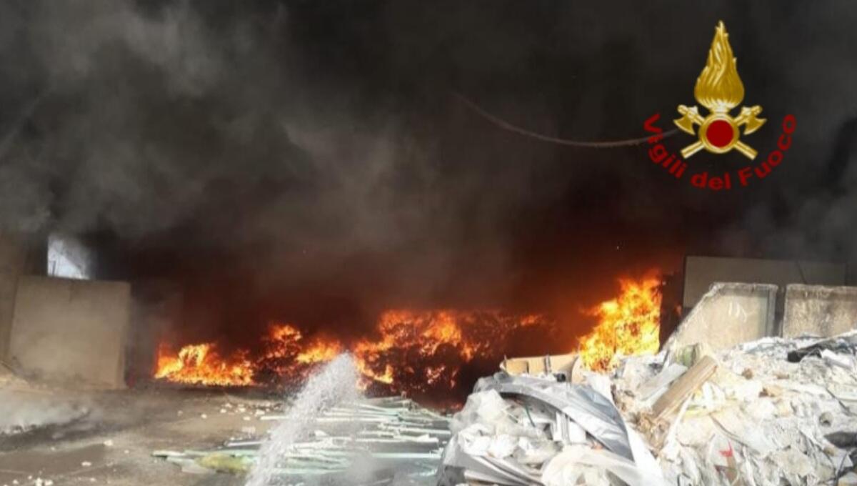Incendio di un capannone di riciclo materiale plastiche di 2000 mq - 