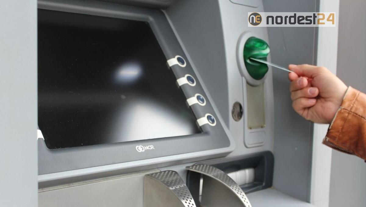 Derubata del bancomat con destrezza allo sportello: arrestati 2 rumeni - 